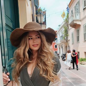 Meet your Posher, Chanel